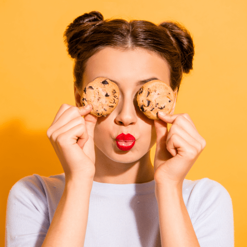 Jeune femme avec des biscuits